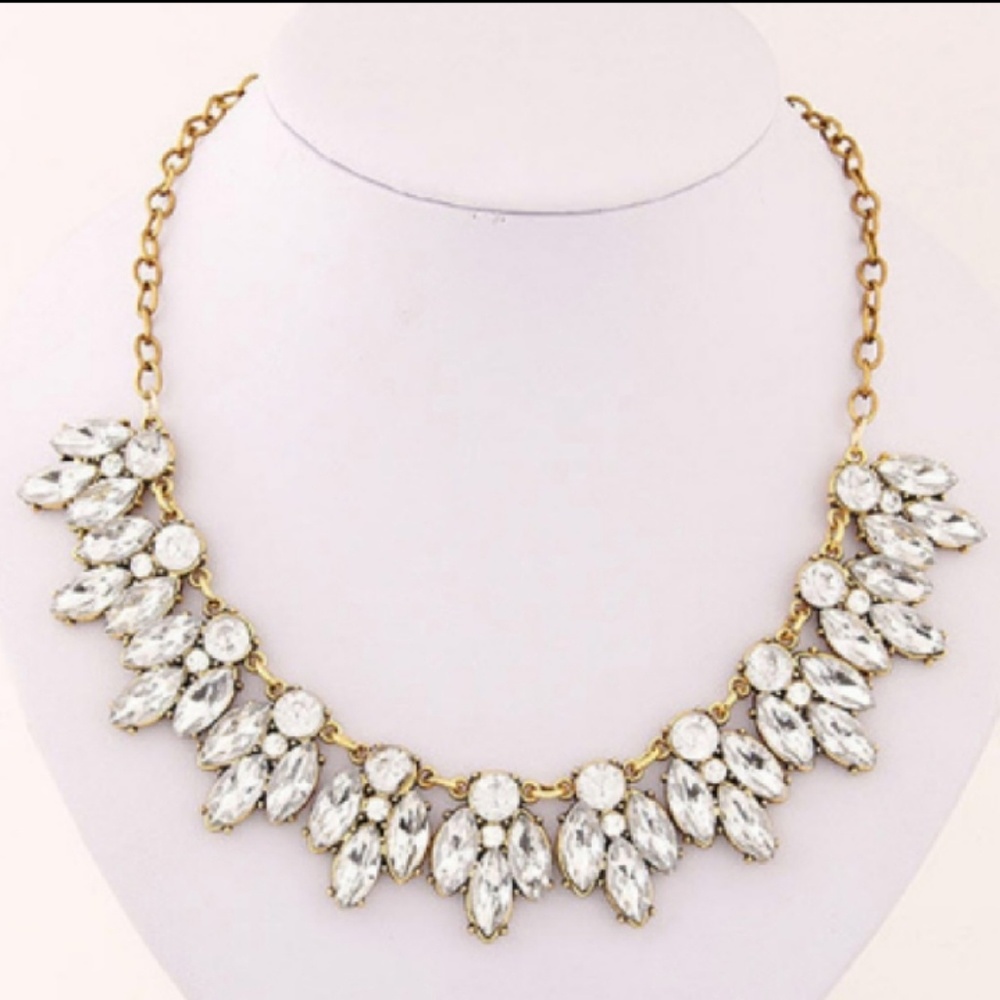 Elegant diamond gold statement necklace